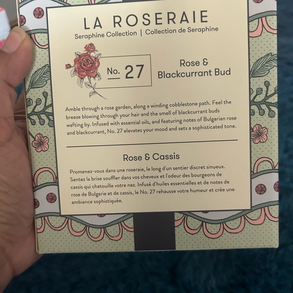 L'or de Seraphine La Roseraie No. 27 Scented Essential Oil Candle 17 oz - Picture 3 of 3